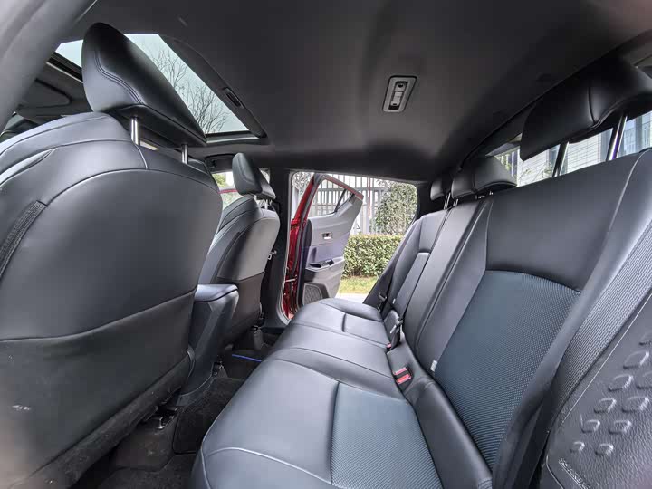 Фото 8 - Toyota C-HR