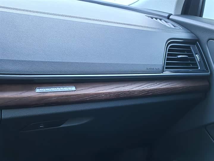 Фото 8 - Audi Q5L