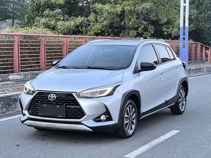 Фото 2 - Toyota Yaris L Hatchback