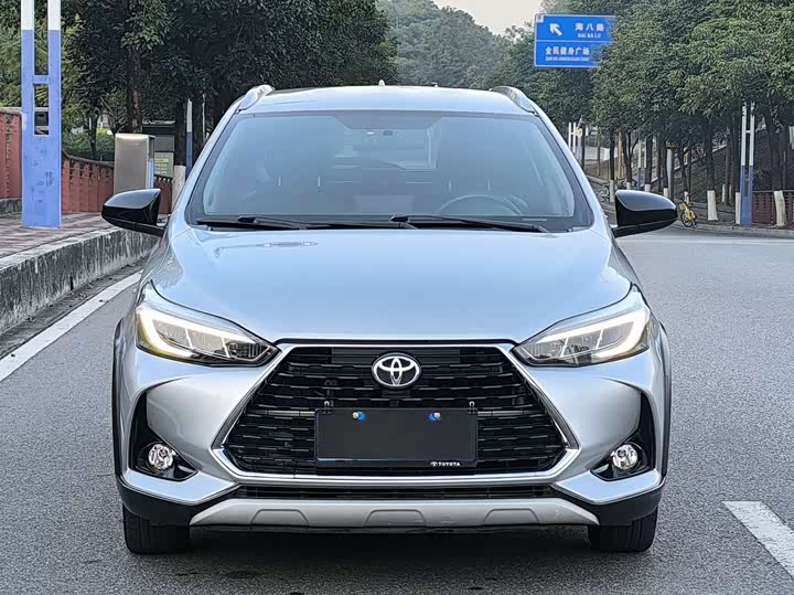 Фото 3 - Toyota Yaris L Hatchback