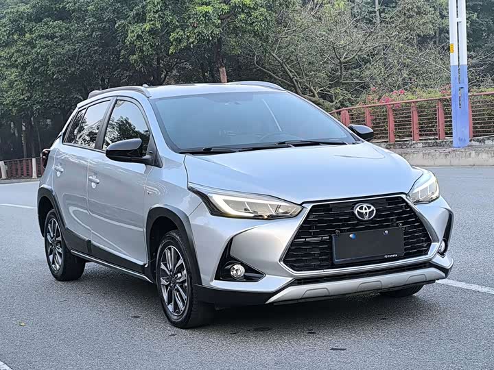 Фото 4 - Toyota Yaris L Hatchback