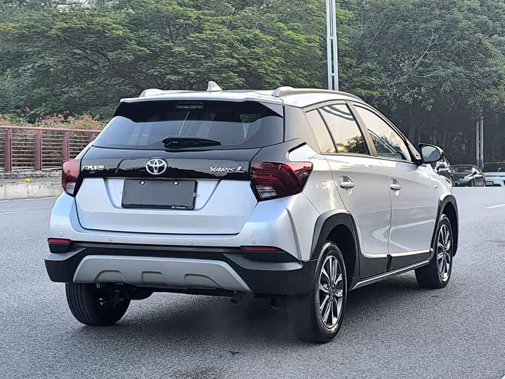 Фото 5 - Toyota Yaris L Hatchback