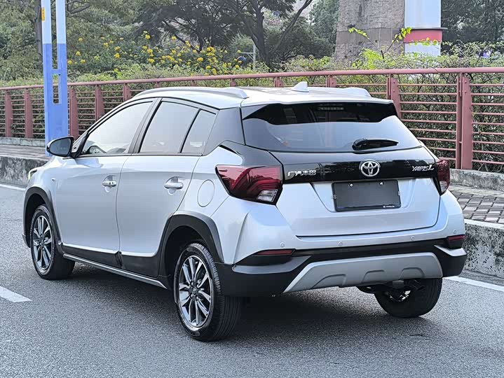 Фото 6 - Toyota Yaris L Hatchback