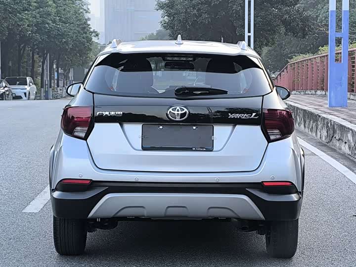 Фото 7 - Toyota Yaris L Hatchback