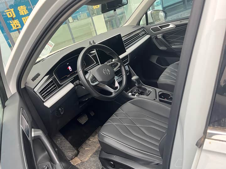 Фото 2 - Volkswagen Tiguan L Pro