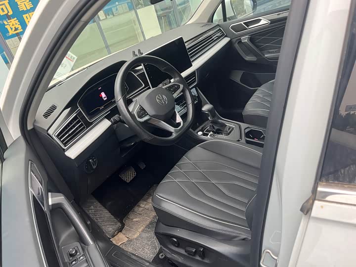 Фото 3 - Volkswagen Tiguan L Pro