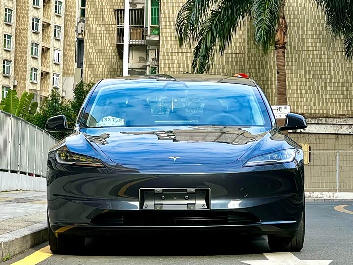 Фото 2 - Tesla Model 3