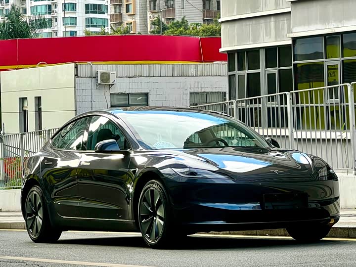 Фото 3 - Tesla Model 3