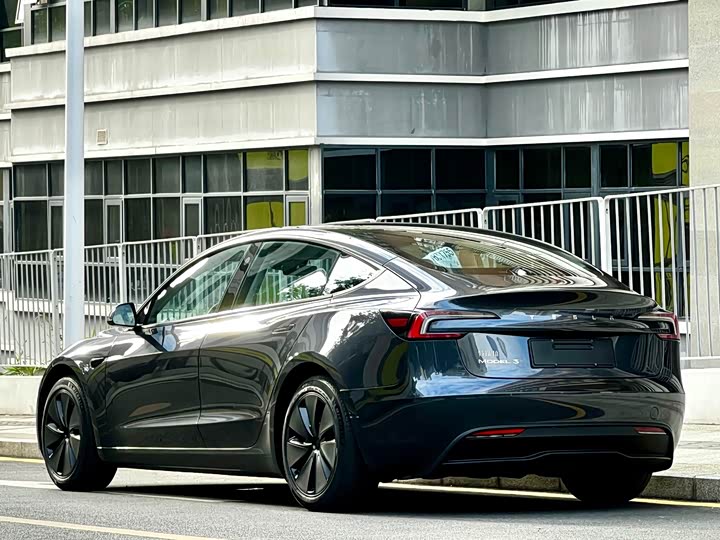 Фото 9 - Tesla Model 3