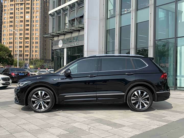 Фото 3 - Volkswagen Tiguan L Pro