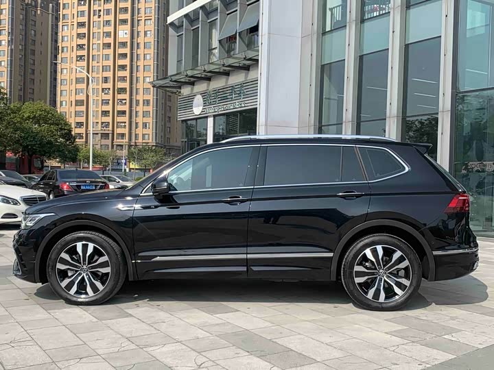 Фото 4 - Volkswagen Tiguan L Pro