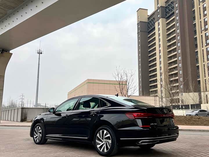 Фото 9 - Volkswagen Passat Hybrid