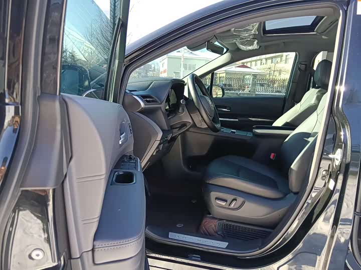 Фото 8 - Toyota Granvia