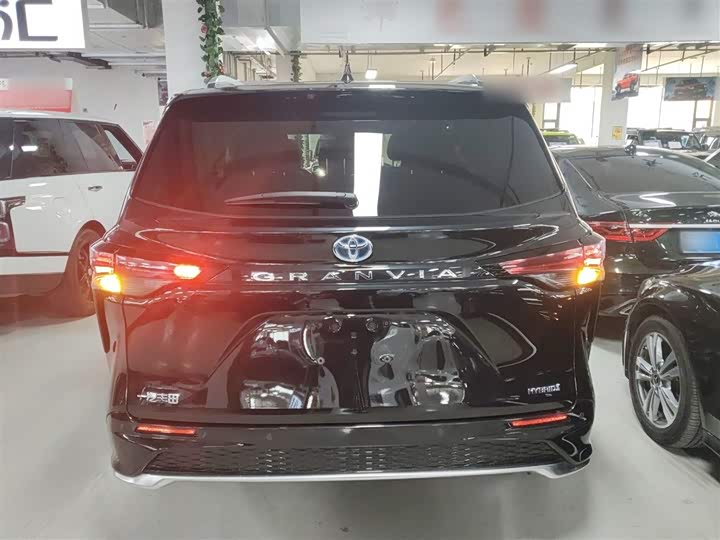 Фото 6 - Toyota Granvia