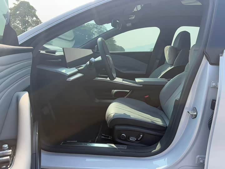 Фото 3 - Geely Galaxy E8