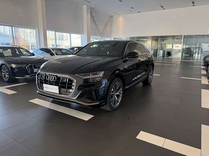 Фото 1 - Audi Q8