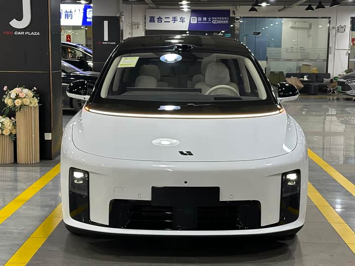 Фото 2 - LiXiang i8