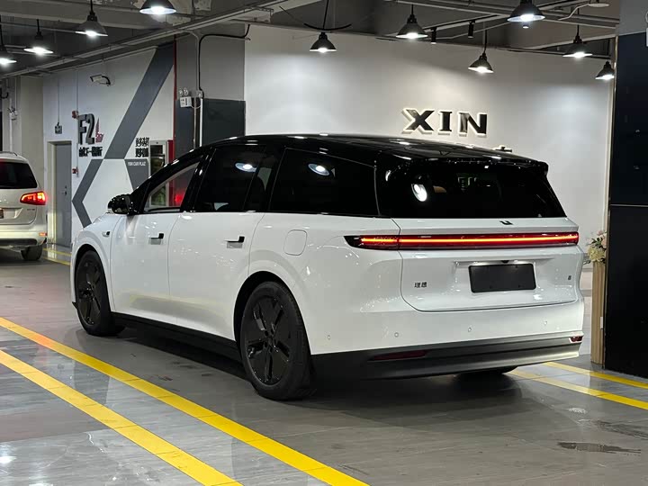 Фото 6 - LiXiang i8