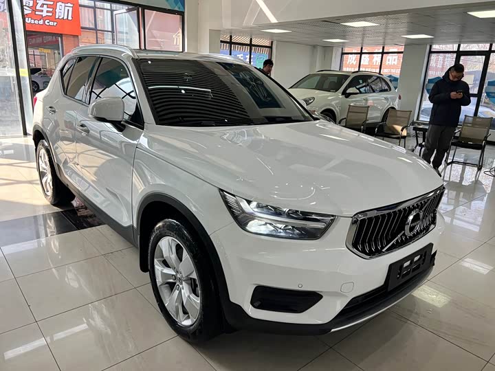 Фото 2 - Volvo XC40