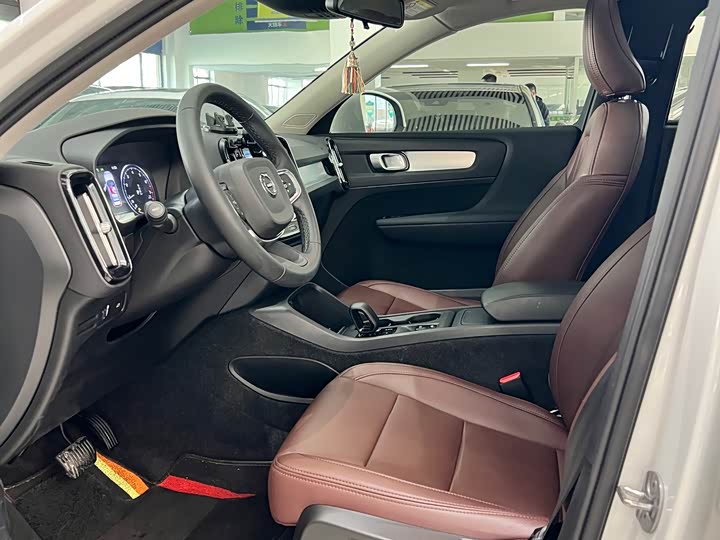 Фото 4 - Volvo XC40