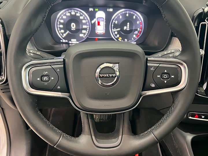 Фото 5 - Volvo XC40