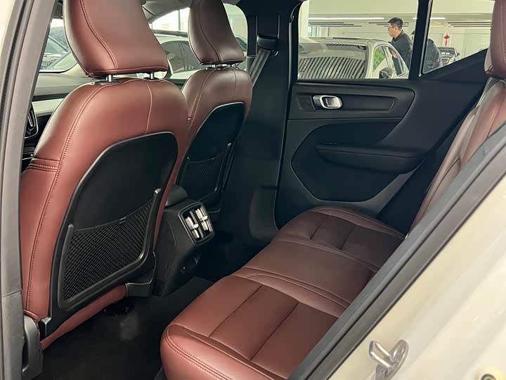 Фото 6 - Volvo XC40