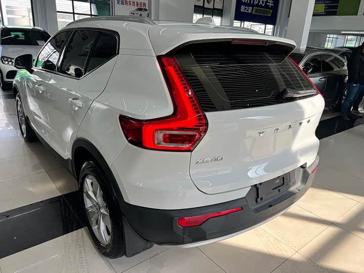 Фото 8 - Volvo XC40