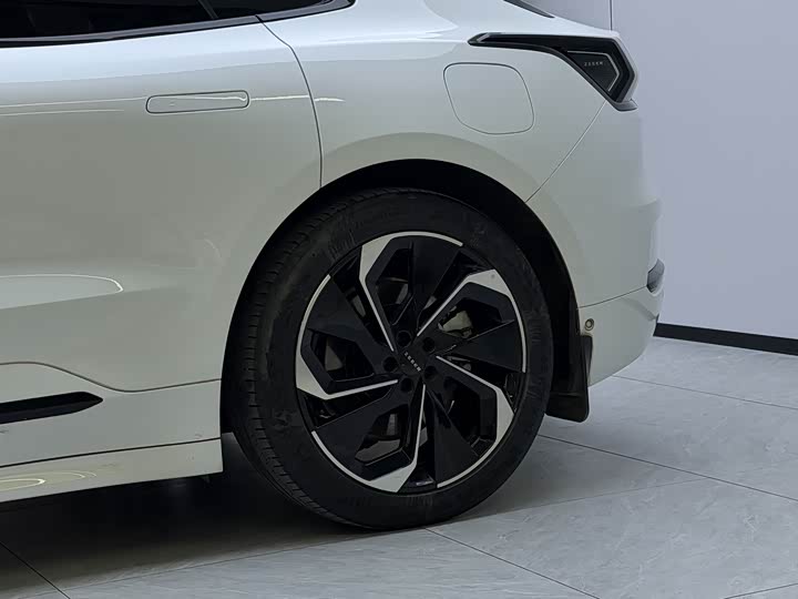 Фото 4 - Zeekr 001