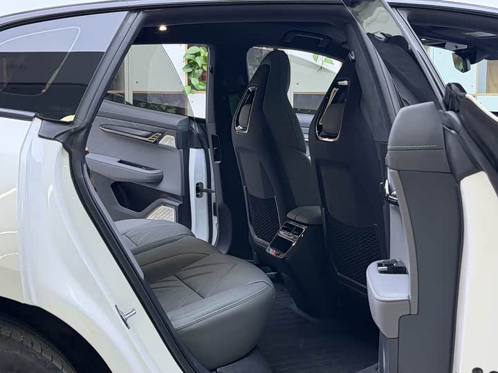 Фото 9 - Zeekr 001