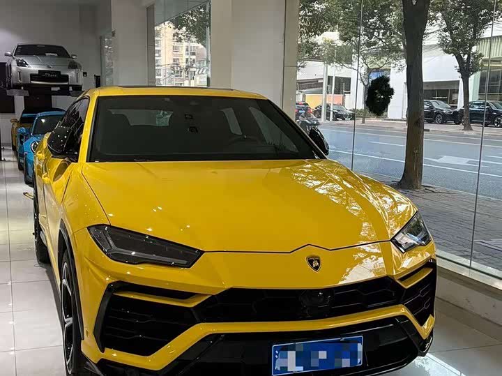 Фото 1 - Lamborghini Urus