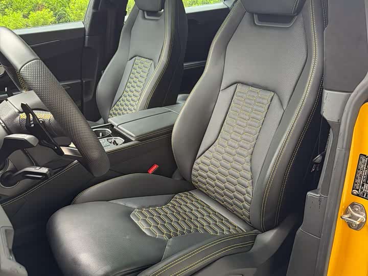 Фото 2 - Lamborghini Urus