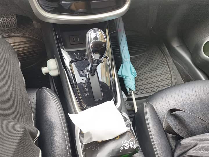 Фото 7 - Nissan Tiida