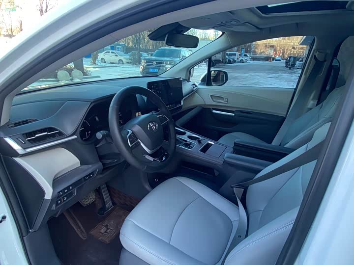 Фото 4 - Toyota Granvia