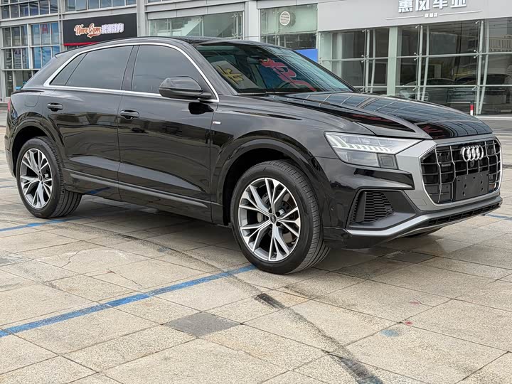 Фото 2 - Audi Q8
