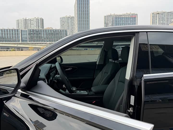 Фото 7 - Audi Q8