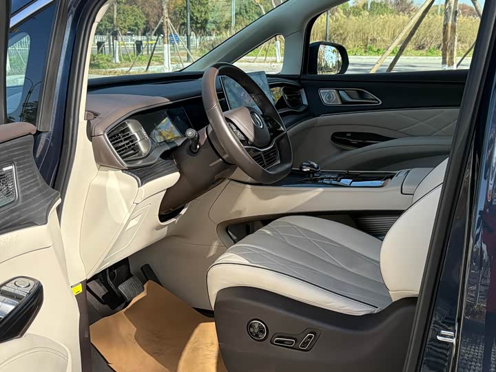 Фото 5 - Denza D9