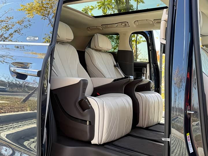 Фото 7 - Denza D9