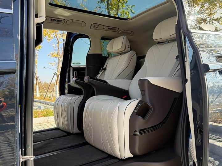 Фото 8 - Denza D9