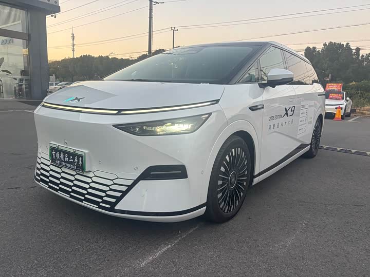 Фото 1 - XPeng X9