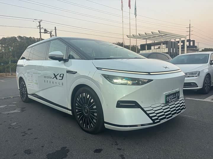 Фото 2 - XPeng X9