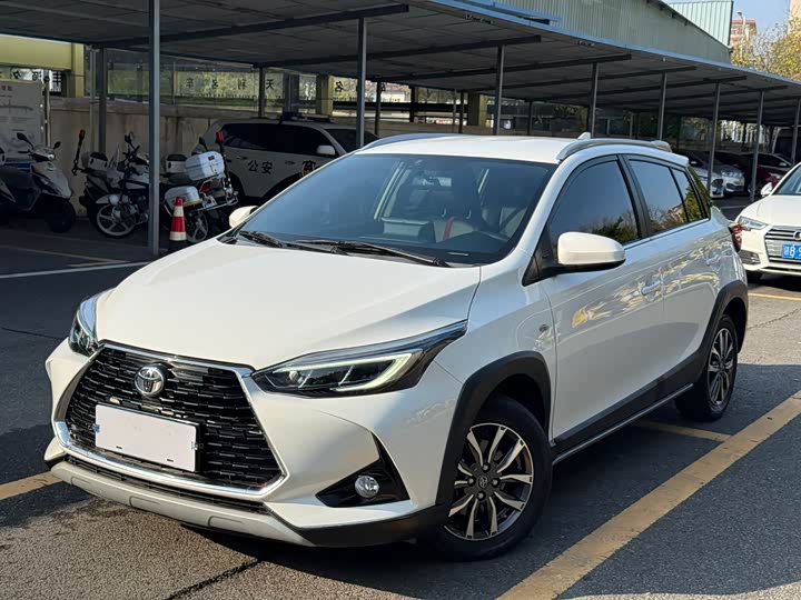 Фото 1 - Toyota Yaris L Hatchback