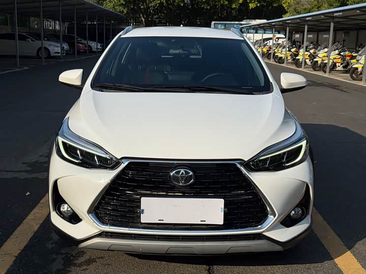 Фото 2 - Toyota Yaris L Hatchback