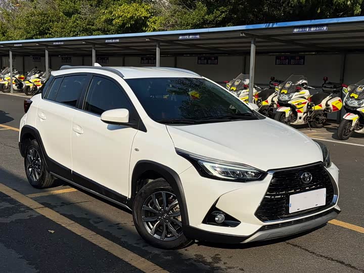 Фото 3 - Toyota Yaris L Hatchback