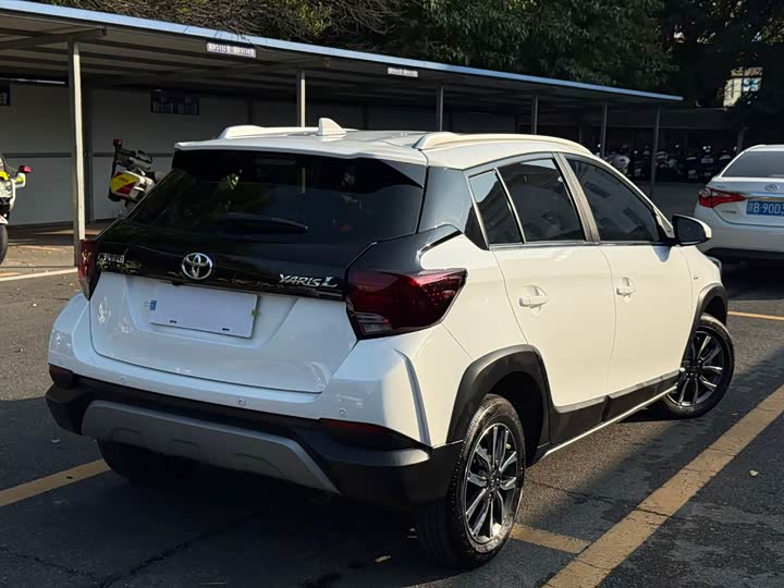 Фото 4 - Toyota Yaris L Hatchback