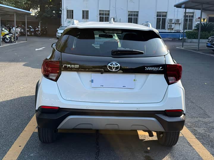 Фото 5 - Toyota Yaris L Hatchback