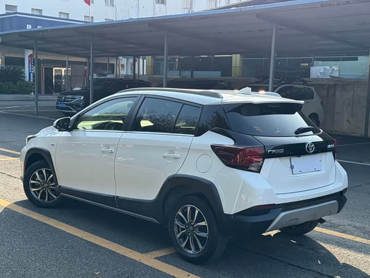 Фото 6 - Toyota Yaris L Hatchback