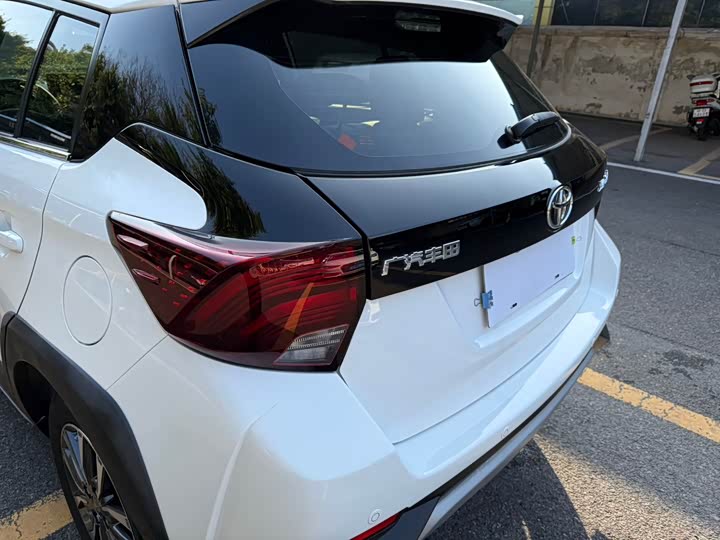 Фото 8 - Toyota Yaris L Hatchback