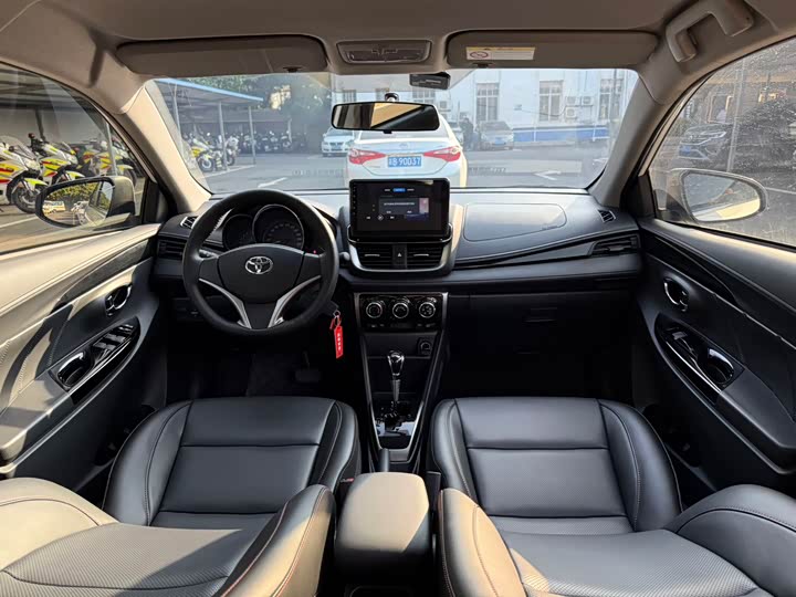 Фото 9 - Toyota Yaris L Hatchback