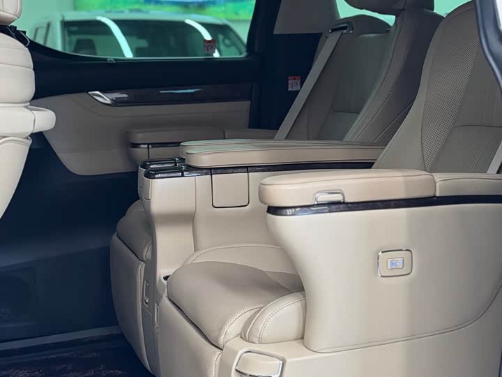 Фото 9 - Toyota Alphard