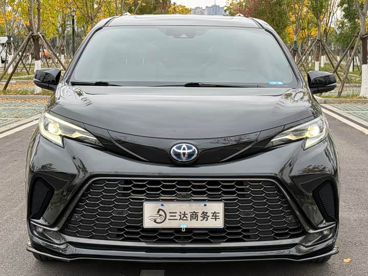 Фото 3 - Toyota Granvia